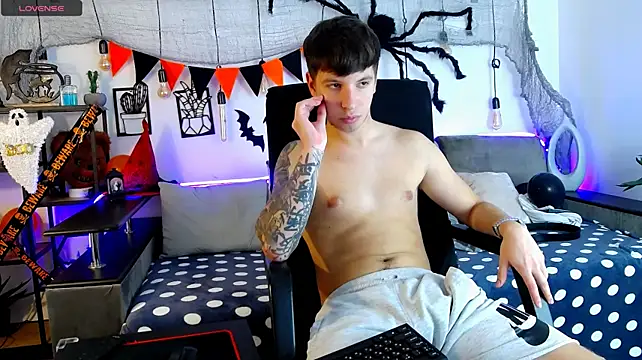 Show modela ThomasEdisonn na web-kameri