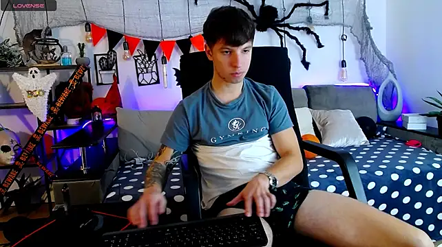 Show modela ThomasEdisonn na web-kameri