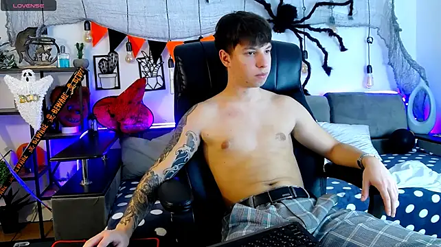 Show modela ThomasEdisonn na web-kameri