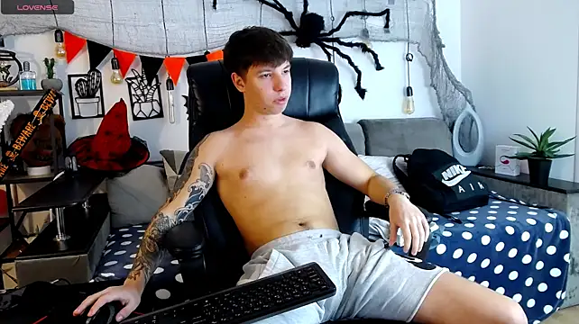 Show modela ThomasEdisonn na web-kameri