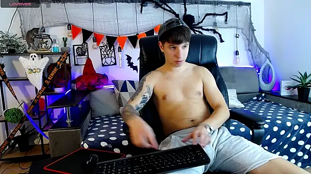 Show modela ThomasEdisonn na web-kameri