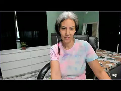 Chatroom XXX en direct de LexxxyDiamond