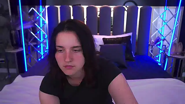 Show modela CassandraGold na web-kameri