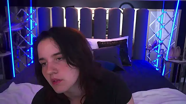 Show modela CassandraGold na web-kameri