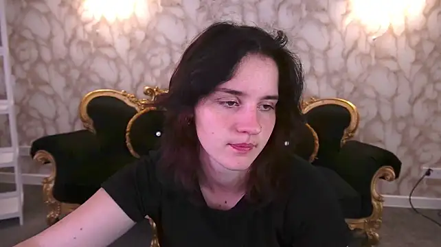 Show modela CassandraGold na web-kameri