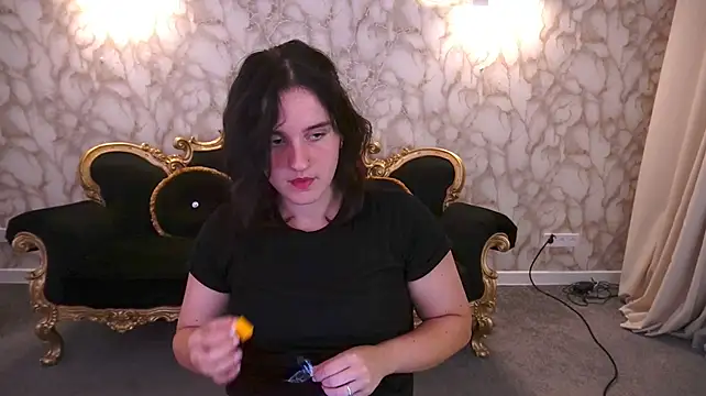 Show modela CassandraGold na web-kameri