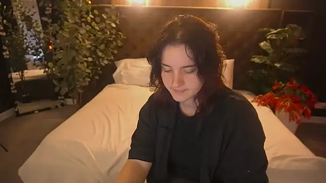 CassandraGoldn Webbikameraesitys