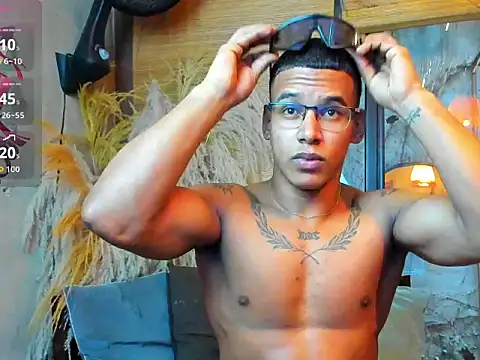 Show modela NicolasStonee na web-kameri