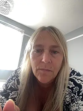 Show modela Blondnboujee53 na web-kameri