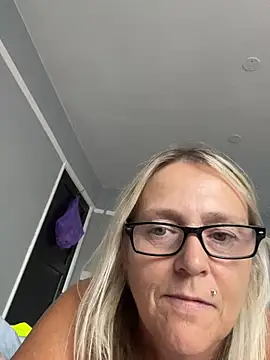 Blondnboujee53's Webcam Show