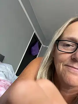 Blondnboujee53 – webcam-show