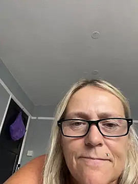 Blondnboujee53 – webcam-show