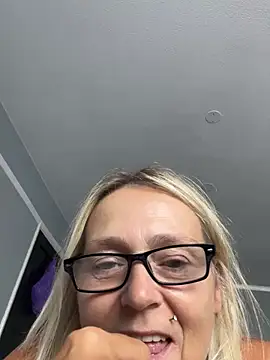 Blondnboujee53のウェブカメラショー