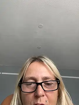 Blondnboujee53's Webcam Show
