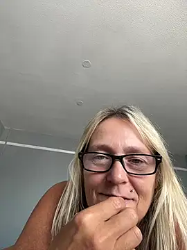Blondnboujee53 Webcam Show