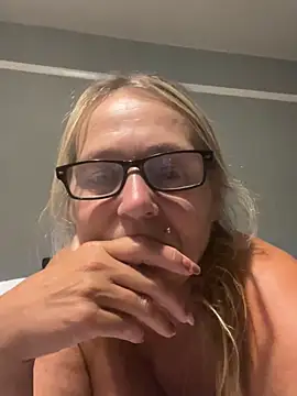 Blondnboujee53 Show in webcam