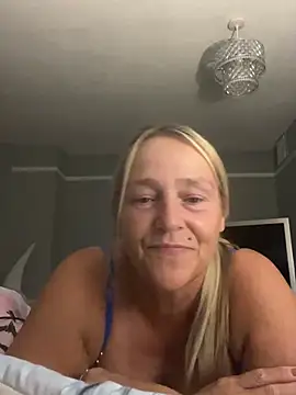 Blondnboujee53's Webcam Show