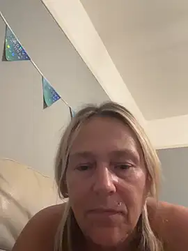 Blondnboujee53's Webcam Show