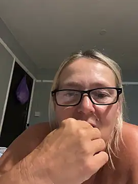 Blondnboujee53 webcam show