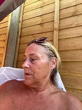 Blondnboujee53 Webcam Show