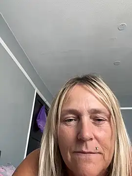 Blondnboujee53's Webcam Show