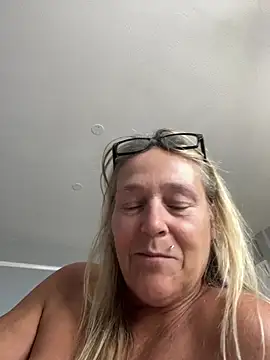 Blondnboujee53's Webcam Show