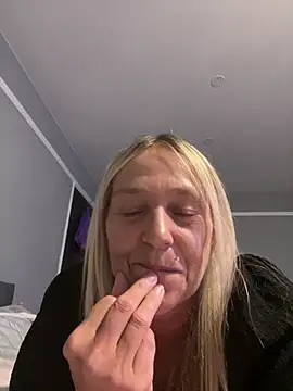 Blondnboujee53 网络视讯表演