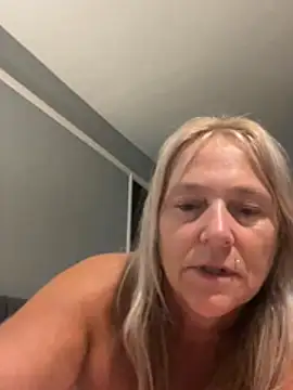 Blondnboujee53's Live Sex Cam Show