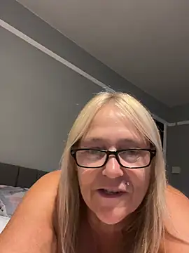 Blondnboujee53's Live XXX Chat
