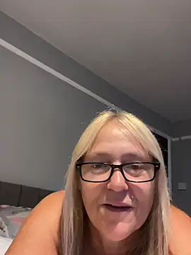Blondnboujee53's Live XXX Chat