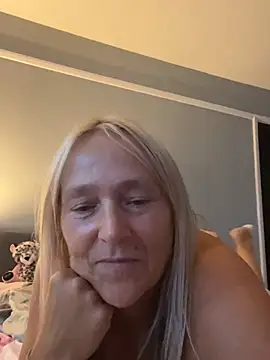 Blondnboujee53 Show in webcam