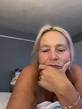 Blondnboujee53's Webcam Show