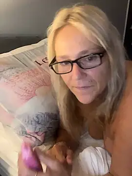 Blondnboujee53's Webcam Show
