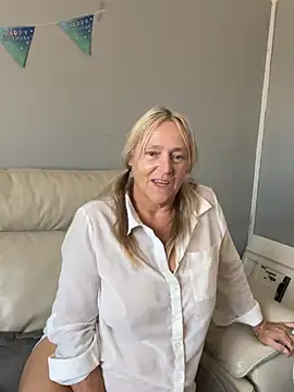 Blondnboujee53 Show in webcam
