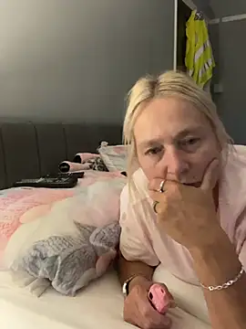 Blondnboujee53 Show in webcam