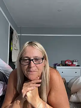 Show modela Blondnboujee53 na web-kameri