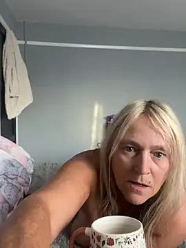 Blondnboujee53's Webcam Show