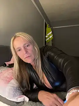 Blondnboujee53's Webcam Show