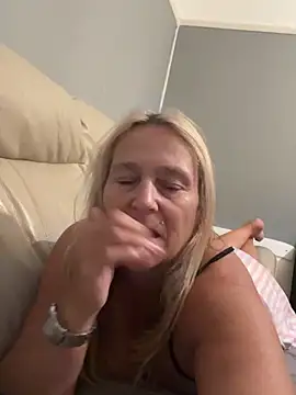 Webkamerová show Blondnboujee53