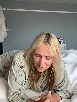 Blondnboujee53 网络视讯表演