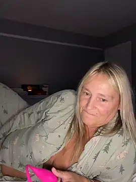 Blondnboujee53's Webcam Show