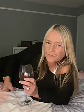 Blondnboujee53's Webcam Show