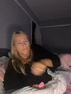 Blondnboujee53's Webcam Show