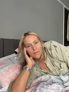 Blondnboujee53's Webcam Show