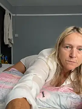 Blondnboujee53 Webcamshow