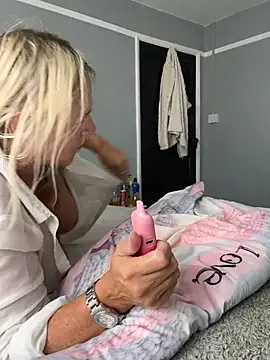 Blondnboujee53 Show in webcam