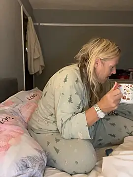 Blondnboujee53's Webcam Show