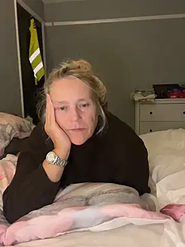 Blondnboujee53's Webcam Show
