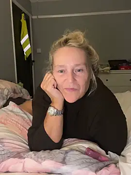 Blondnboujee53's Webcam Show