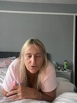 Blondnboujee53's Webcam Show